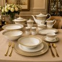 Ver imagem 2 de Jogo de Aparelho de Jantar em Porcelana Branca e Filetes À Ouro 62 Peças 45X63X57cm