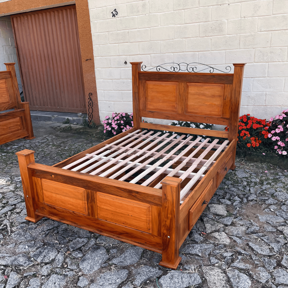 Ver imagem 3 de Cama Casal Queen Size em Madeira de 4 Gavetas Demolição Modelo Almofadas Sudeste Rústico