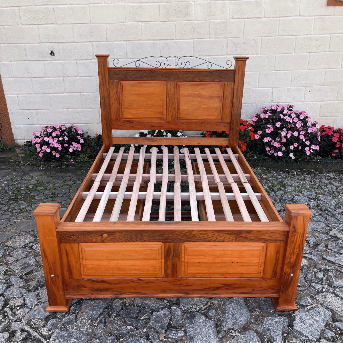 Ver imagem 5 de Cama Casal Queen Size em Madeira de 4 Gavetas Demolição Modelo Almofadas Sudeste Rústico