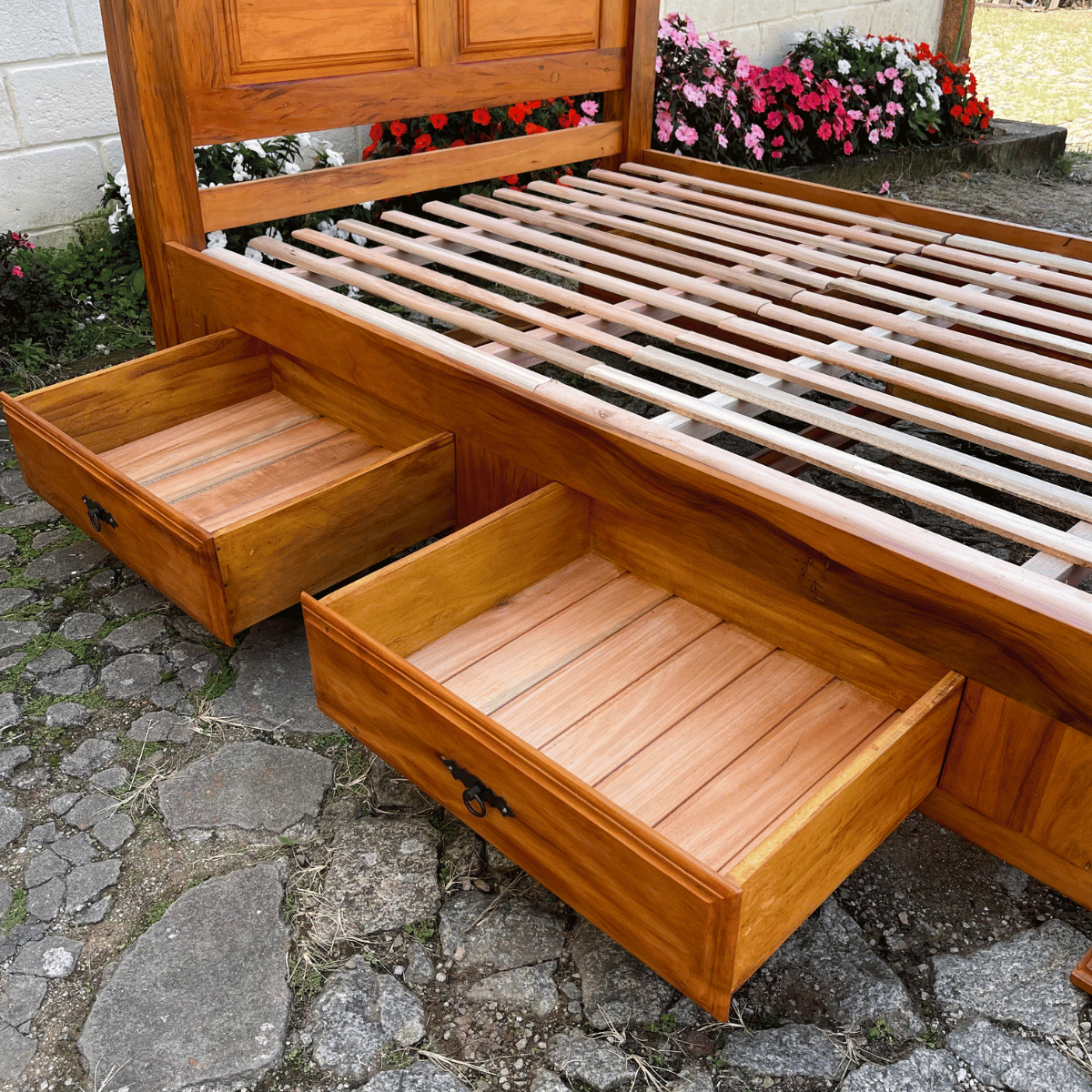 Ver imagem 6 de Cama Casal Queen Size em Madeira de 4 Gavetas Demolição Modelo Almofadas Sudeste Rústico