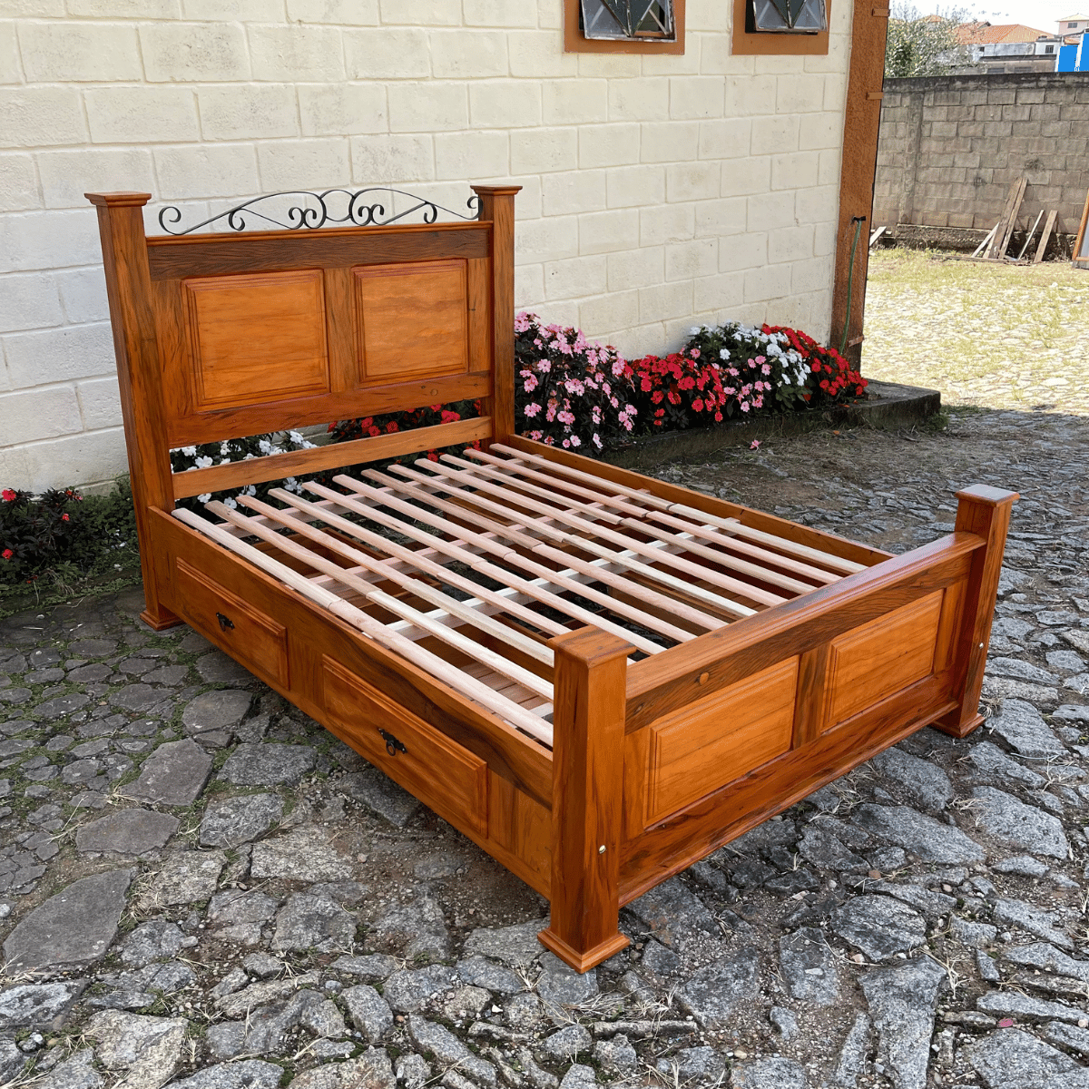 Ver imagem 4 de Cama Casal Queen Size em Madeira de 4 Gavetas Demolição Modelo Almofadas Sudeste Rústico