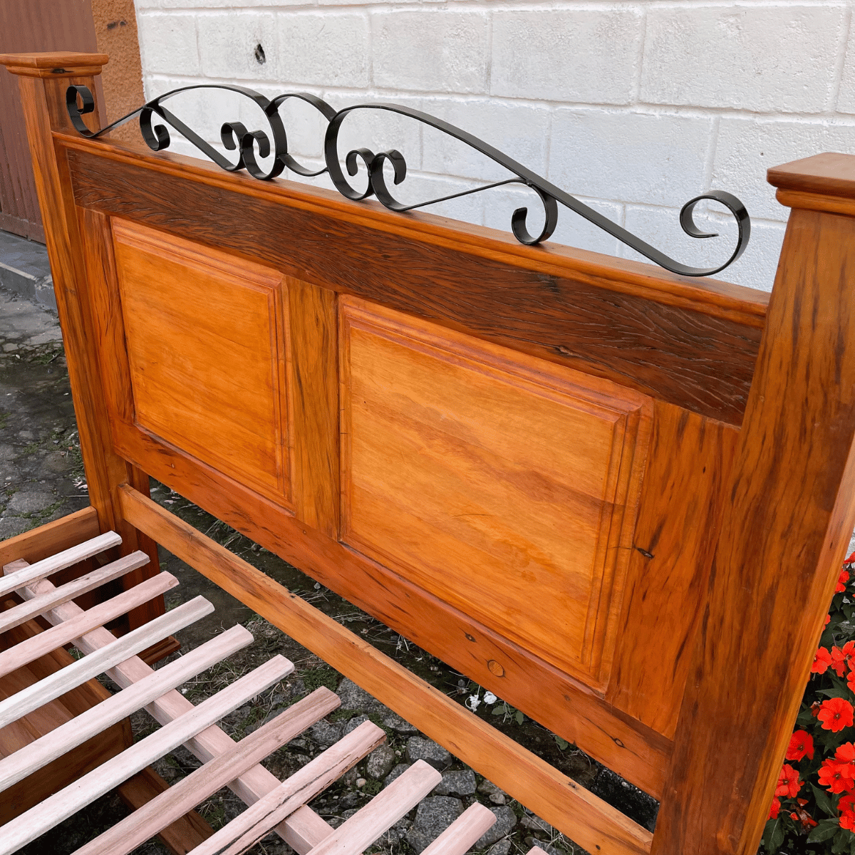 Ver imagem 7 de Cama Casal Queen Size em Madeira de 4 Gavetas Demolição Modelo Almofadas Sudeste Rústico