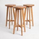 Ver imagem 1 de Kit 3 Banquetas Altas 70cm em Madeira para Cozinha e Área Gourmet – Resistente e Moderna – Arveni