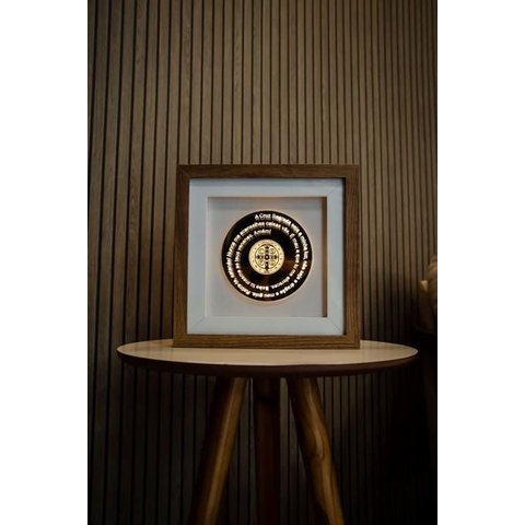 Quadro Decorativo Oração de São Bento Iluminado Led Acrílico Dourado 28x28cm Moldura Dupla em Madeir