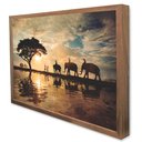 Ver imagem 4 de Quadro Decorativo Elefante e a Paisagem em Moldura Caixa Tacolado Moldura Trad 1cm Madeira Escura Co