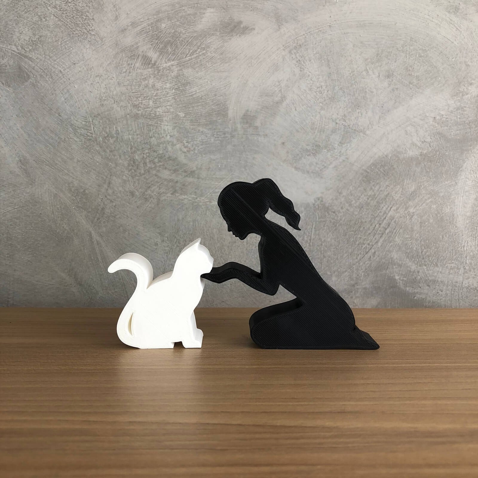 Escultura Decorativa Menina e seu Gato Pequena Vegras Preso Preto