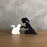 Escultura Decorativa Menina e seu Gato Pequena Vegras Preso Preto - 1