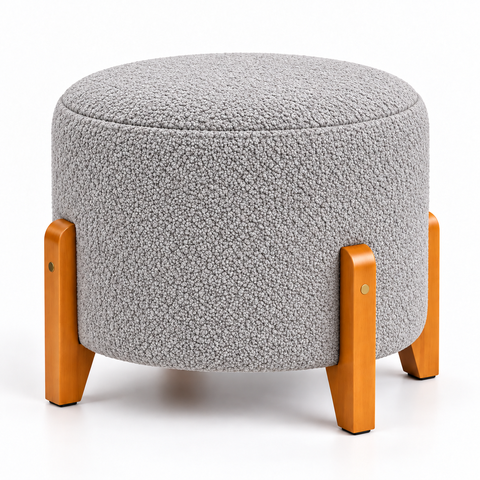 Puff Thor Bouclé Cinza Claro Pés de Madeira Casa Renassi Linha Premium