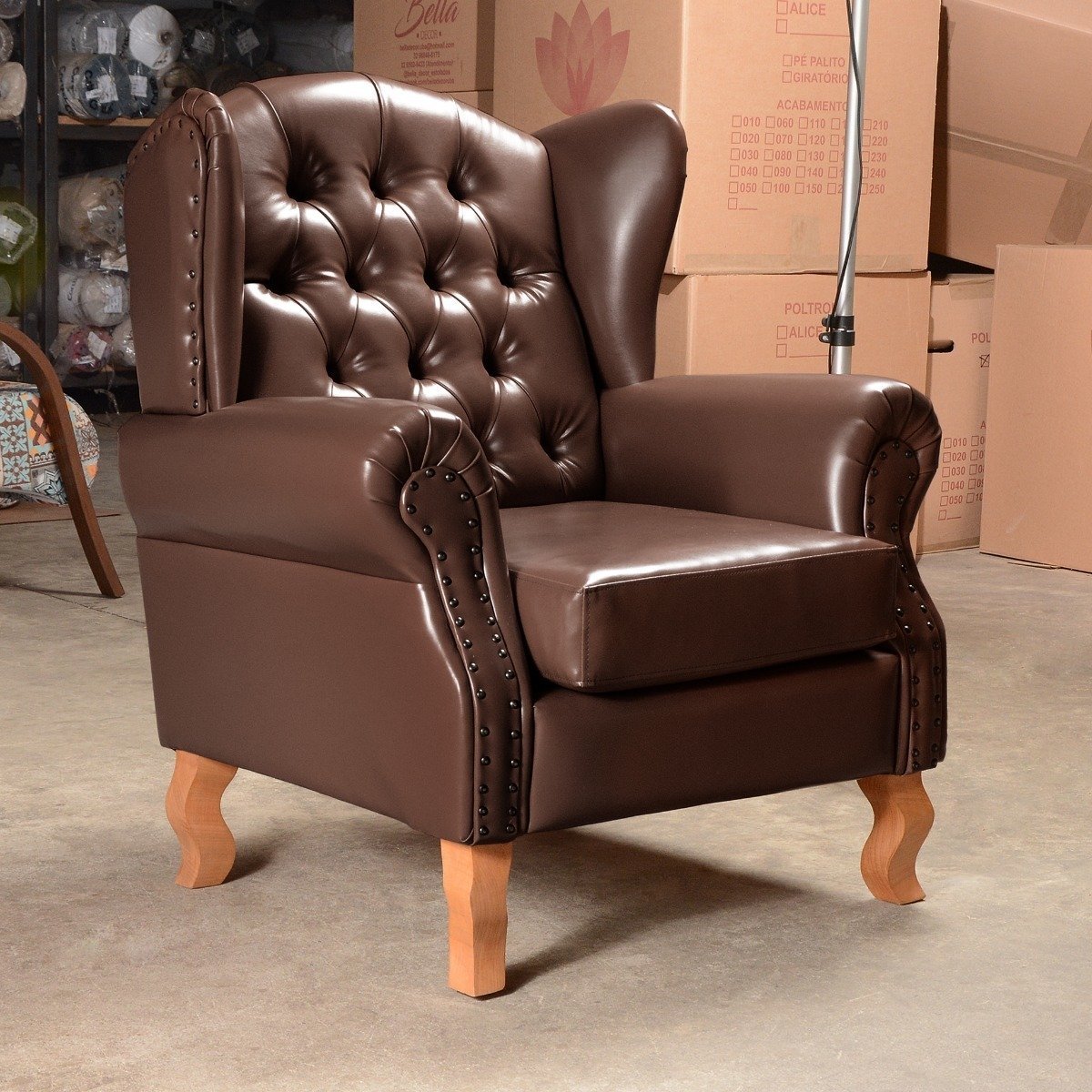 Poltrona Imperador Chesterfield com Puff Decoração Sala Quarto Recepção - Couríssimo Café - 9