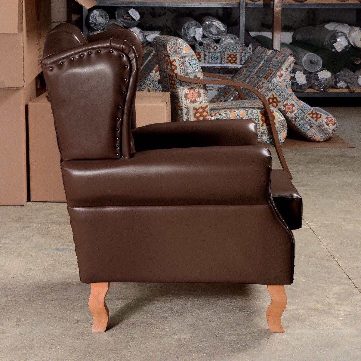 Poltrona Imperador Chesterfield com Puff Decoração Sala Quarto Recepção - Couríssimo Café - 11