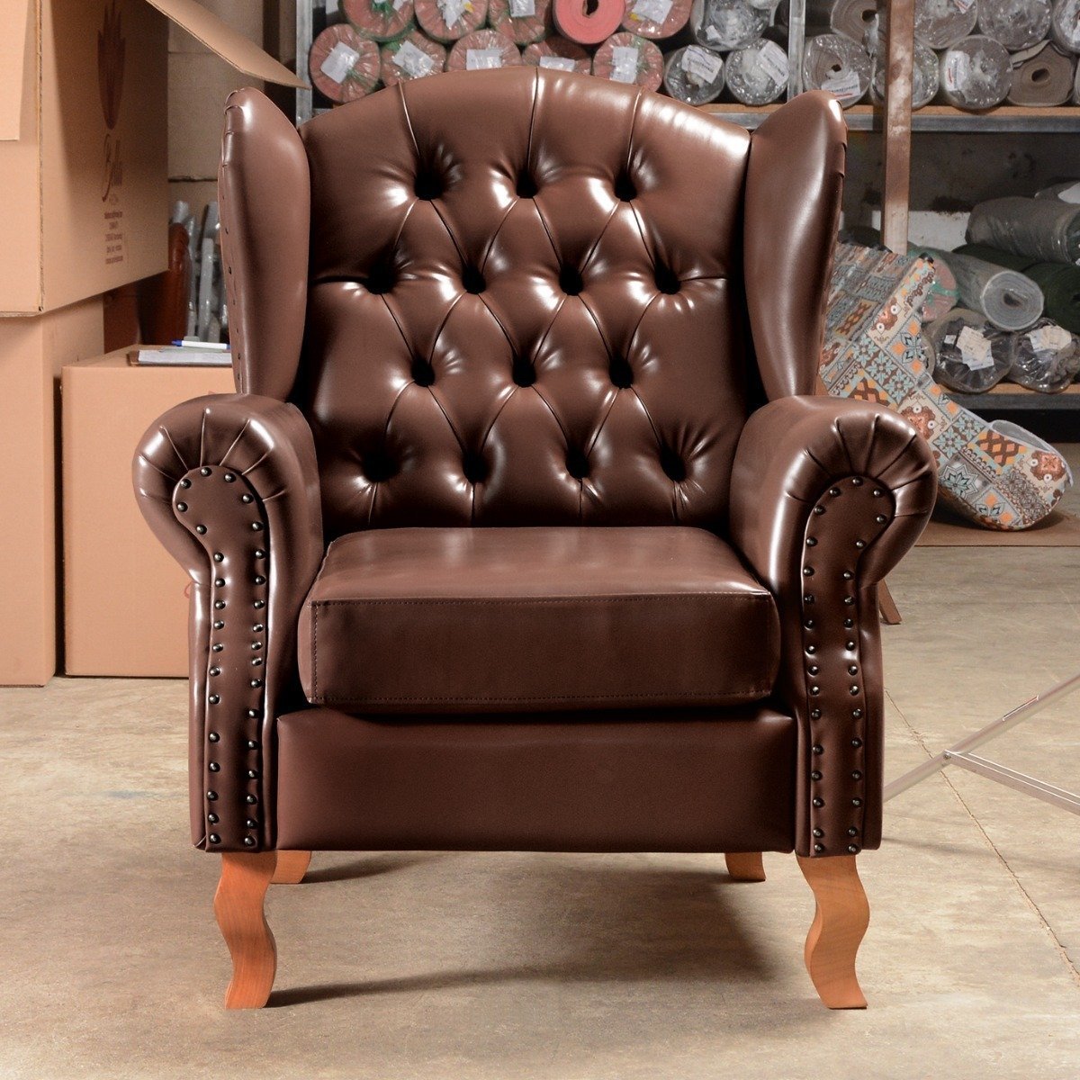 Poltrona Imperador Chesterfield com Puff Decoração Sala Quarto Recepção - Couríssimo Café - 8