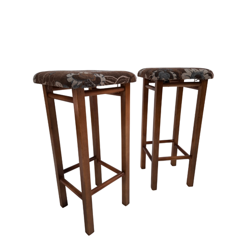 Kit com 2 Banquetas Altas de Madeira Castanho Mocho 3010 com Assento Estofado Preebel Castanho