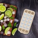 Ver imagem 3 de Forma de Gelo com Tampa Bege em Silicone 21 Cavidades Organizador de Freezer