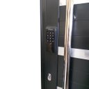 Ver imagem 5 de Porta Pivotante de Alumínio Preto 210x100 com Pux. e Friso com Fechadura Digital Linha 30 - Esquerda