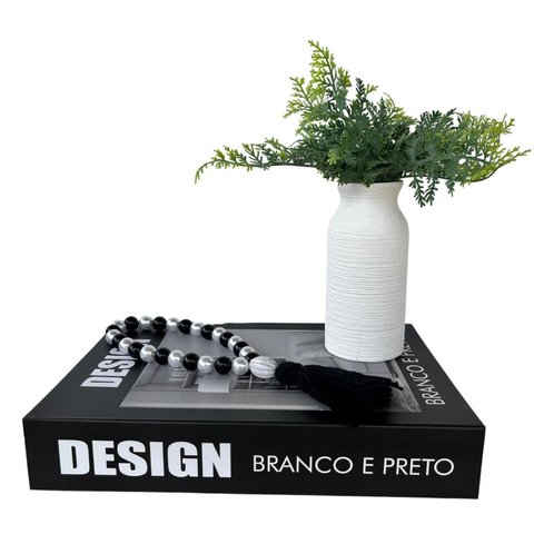 Decoração sala quarto livro design + vaso branco + colar