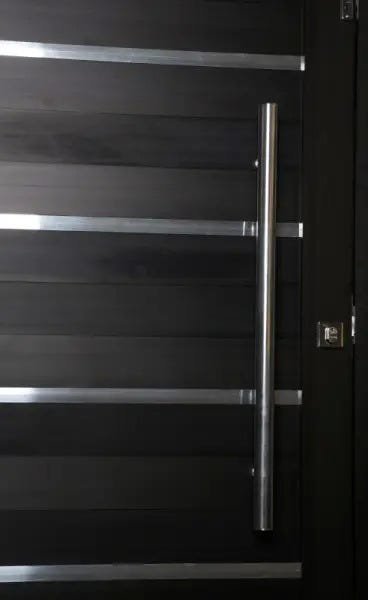 Porta Pivotante de Aluminio Lambril Black Tie 2,10 X 1,00 Com Frisos Puxador e Kit Fechadura - 2