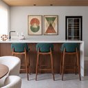 Ver imagem 2 de Kit 03 Banquetas Altas Arabella Madeira Maciça Estofada Encosto Curvo Linho Verde - Desk Design