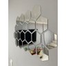 Kit com 20 Espelhos Decorativos Adesivos em Formato de Hexágono. Versatilidade para a Sua Decoração - 1
