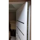Ver imagem 3 de Porta Pivotante de Alumínio Lambril Cor Branco 2,10 X 1,00 com Frisos Puxador e Kit Fechadura