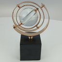 Ver imagem 2 de Escultura Decorativa de Metal Dourado 23x15x15cm Estátua Enfeite Sala Estante