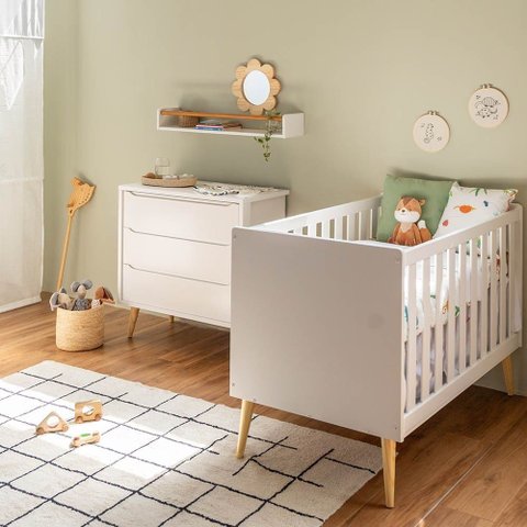 Kit Quarto Theo com Pés Retrô Natural - Berço + Cômoda 3 Gavetas - Branco Fosco Abra Cadabra
