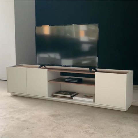 Rack para TV até 75 Polegadas Moscou 180cm 3 Portas e Nicho Byhouse