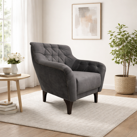 Poltrona Decorativa com Tachas e Pés de Madeira Veludo Cinza Shaula Larbelle