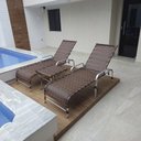 Ver imagem 2 de Kit Espreguiçadeiras Catar e Mesa Garden Confortável para Piscina Trama