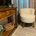 Ver imagem 2 de Cadeira Moderna Estofada para Recepção Clinica Tecido Veludo Macia Pés de Madeira Resistente