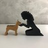 Escultura Decorativa Menina e seu Pinscher Vegras Cacheado Preto - 1