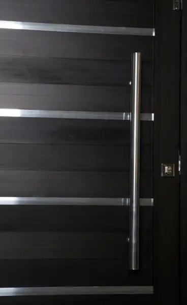 Porta Pivotante de Aluminio Lambril Black Tie 2,20 X 1,20 Com Frisos Puxador e Kit Fechadura - 3