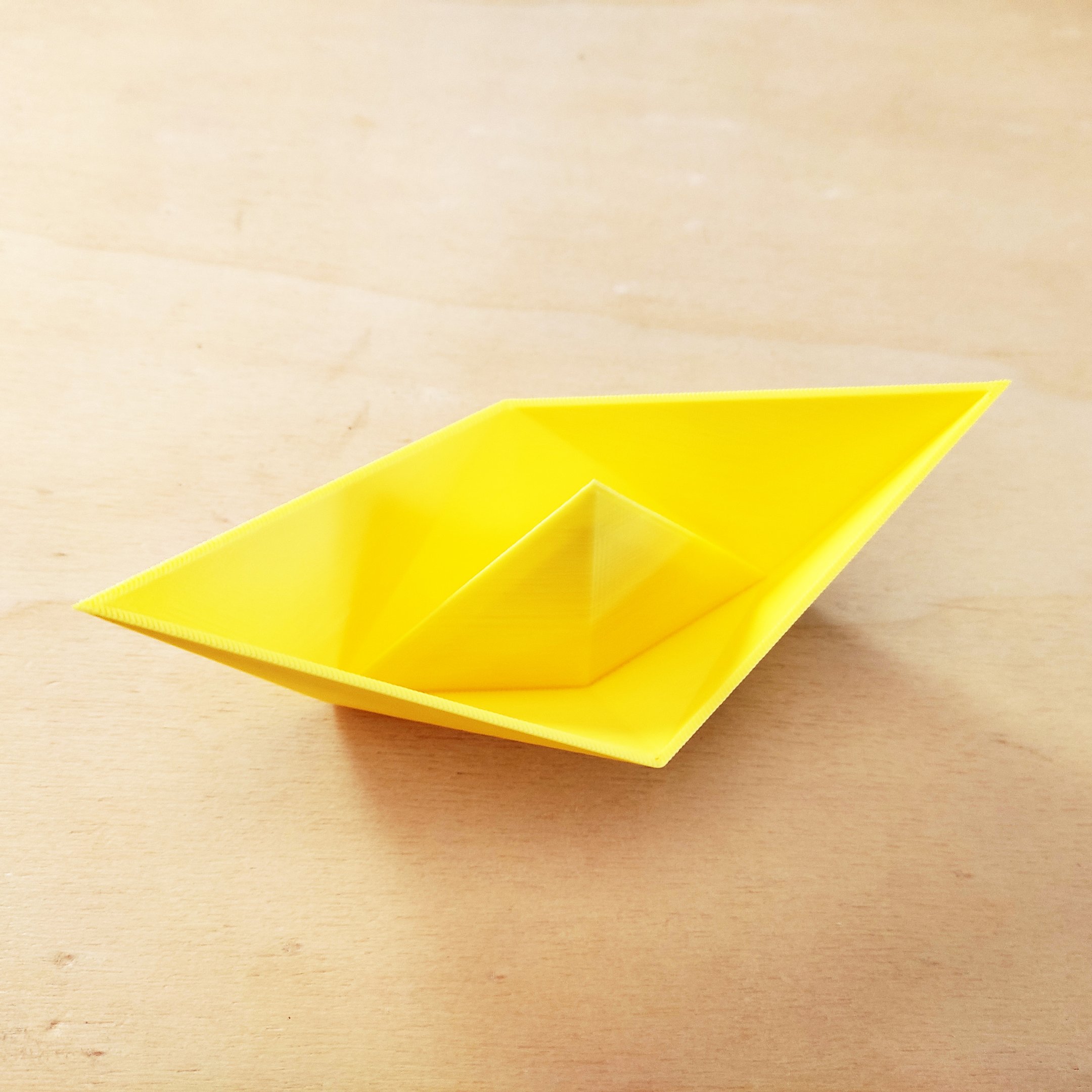 Estatueta Barquinho Origami P - 13,5cm comp. - Toque 3D:Amarelo - 2