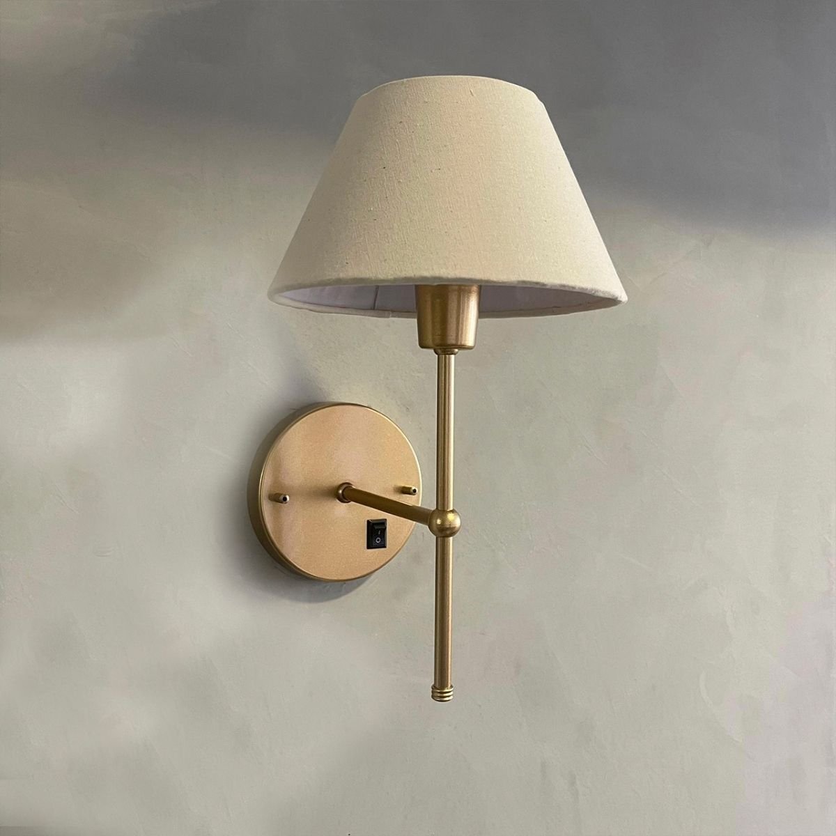 Arandela Classica Colonial Interruptor Cupula Tecido Algodao Dourado com Cupula Bege
