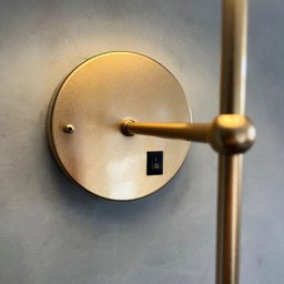 Arandela de Parede Clássica com Interruptor Dourado e Cúpula Bege com Lâmpada Branco Quente - 10