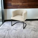 Ver imagem 3 de Poltrona Decorativa Arredondada Emi Base de Ferro Preto Fosco em Veludo Bege Estofama