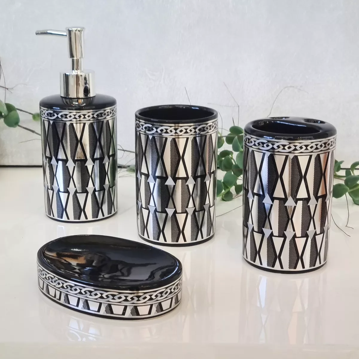 Ver imagem 1 de Kit Banheiro Luxo Prata Lavabo 4 Peças Porta Sab Liquído Escova