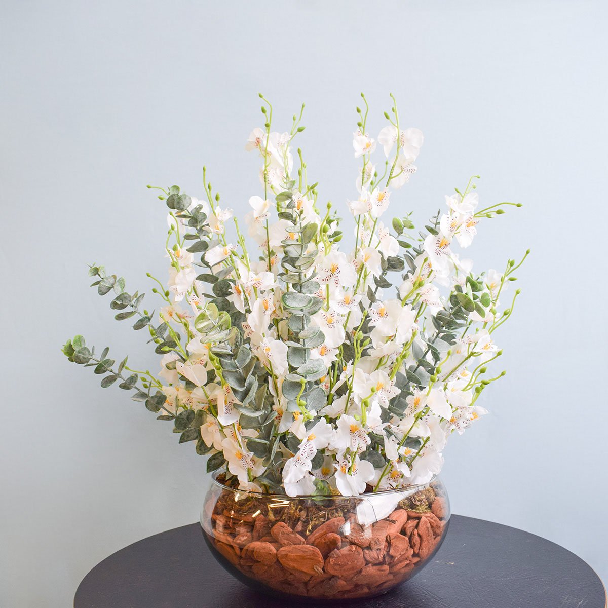 Arranjo de Flor Artificial Branca e Eucalipto no Vaso de Vidro | Formosinha - 1