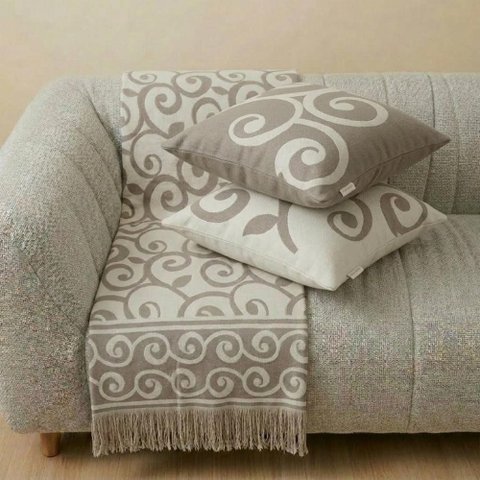 Kit Manta e Almofadas Decorativas para Sofá Arabesque Caramelo - Nexta Casa