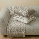 Ver imagem 1 de Kit Manta e Almofadas Decorativas para Sofá Arabesque Caramelo - Nexta Casa