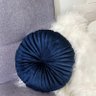 2 Almofadas Redondas Rendy em Veludo Azul Marinho - 3