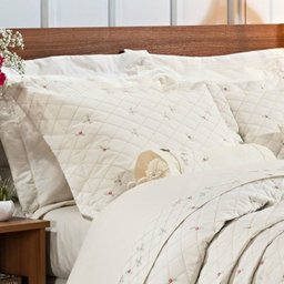 Kit Cobre Leito + Jogo de Cama Queen Sicília - 100% Alg. 200 Fios 07 Peças - Palha - 2 Kit Cobre Leito + Jogo de Cama Queen Sicília - 100% Alg. 200 Fios 07 Peças - Palha - 2