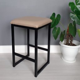 Banquetinha Puff Industrial Corino Creme Pés Em Ferro - 4