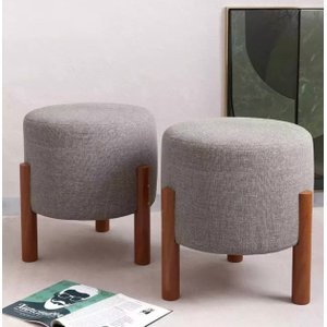 Kit 2 Puffs Decorativo Redondo Banqueta Sala Quarto Escritório Pés Madeira Zuppy - Cinza Linho