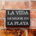 Ver imagem 3 de Quadro Caixar-te com frase - La Vida Es Mejor en La Playa