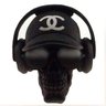 Caveira Resina Com Fones De Ouvido E Boné Chanel - 2