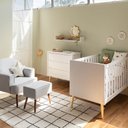 Ver imagem 1 de Kit Quarto Infantil Theo com Pés Retrô Natural - Berço + Cômoda 3 Gavetas + Poltrona e Puff Capri -