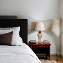 Ver imagem 2 de Abajur Pequeno para Quarto Califórnia Marrom e Palha com Cúpula 52x25 Cm