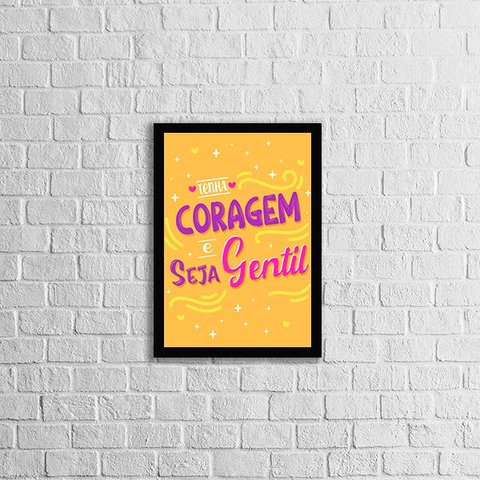 Quadro Tenha Coragem e Seja Gentil 33x24cm - com vidro:Madeira preta