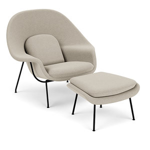 Poltrona Womb Chair com Puff em Bouclê Areia - Base Preta