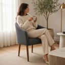 Ver imagem 2 de Poltrona Estofada para Sala de Estar Luna Suede - Élpis Móveis - Cinza Escuro